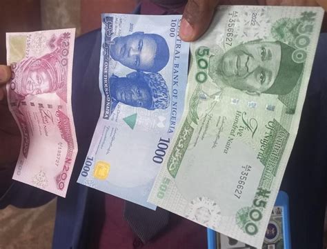 buhari unveils redesigned naira notes