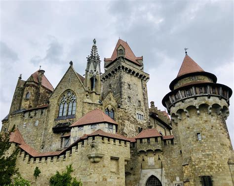 kruezenstein castle located    vienna austria