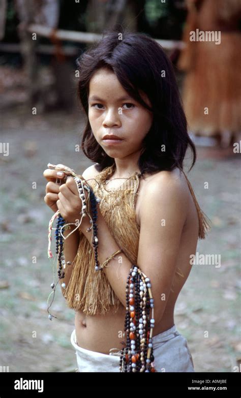 retrato de una niña de la tribu yagua en la región amazónica del perú