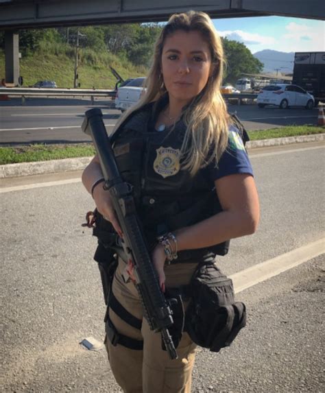 World S Scxiest Cop Brazilian Policewoman Arrests Hearts