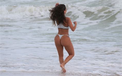 liziane gutierrez flash her sexy ass at miami beach 21