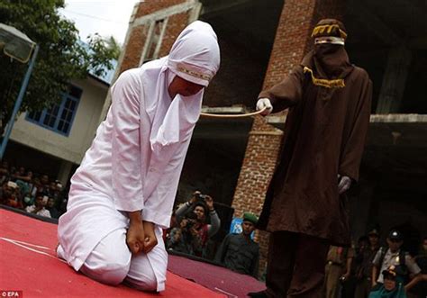 إندونيسيا جلد ستة أشخاص بعصا الخيزران لإدانتهم بممارسة الجن مصراوى