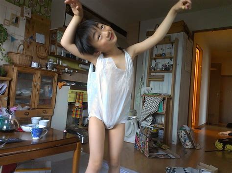 こんにちわ、ひとちゃんです 私の住んでいる九州・熊本はもう夏の陽気 暑い 息子がこんな服を着るほどに・・・・↓↓ ・・・・・レジ袋に穴をあけて