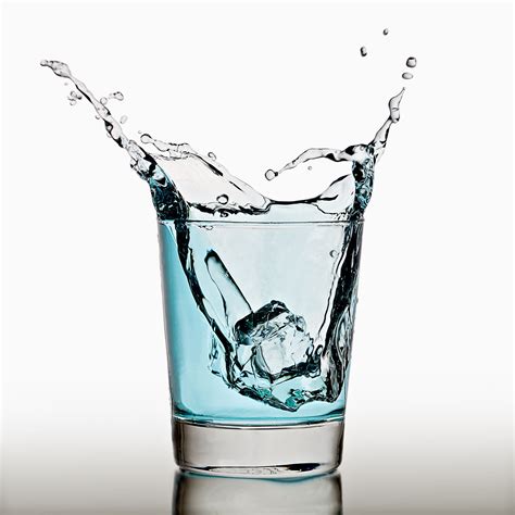Ice Cube Splashing In A Cool Glass Of Water 물 유리 질감 패턴
