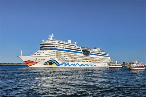 cruises  dubai   luxurious voyage