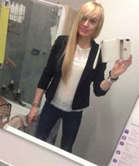 worst selfie fails 17 photos tell people totally forgot to check the background