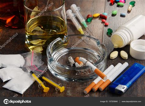 Sustancias Adictivas Como Alcohol Cigarrillos Drogas Foto De Stock My