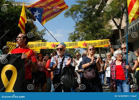 senioren protesteren tijdens een demonstratie  barcelona redactionele foto image  stad