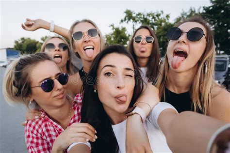 Six Jeunes Belles Filles Regardant La Caméra Et Prenant Un Selfie Photo