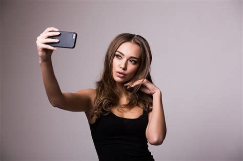 selfie zeit freudige junge frauen die selfie durch ihr smartphone auf