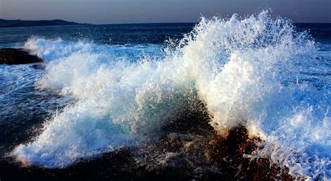 Crashing Waves Facts And Photographs Seaunseen
