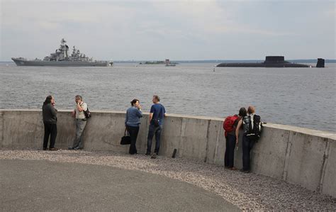putin exhibió la fuerza naval de rusia con un gran desfile en san