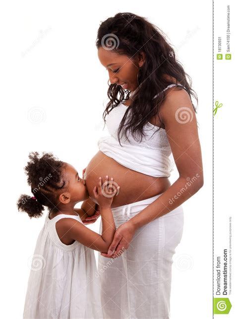zwangere vrouw met haar dochter stock afbeelding image  geboorte buik