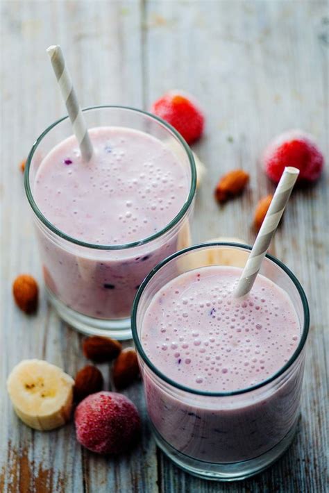 Almond Milk And Berry Smoothie [blueberry Mango And Banana]