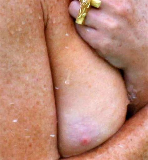 lindsay lohan awesome public nipple slip pichunter