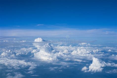 boven de wolken stock foto image  blauw atmosfeer