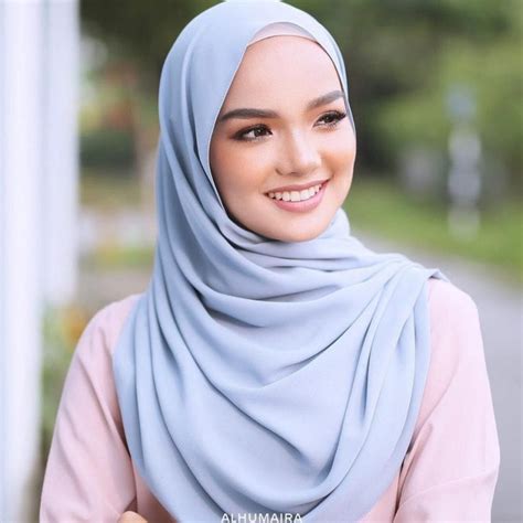 tips memakai hijab pashmina chiffon warna biru