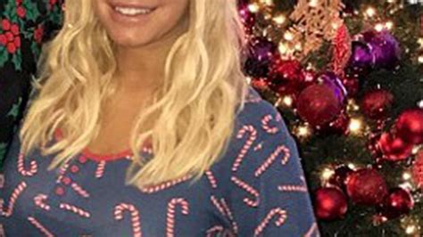 [pics] Jessica Simpson Without Makeup Rocks Candy Cane Onesie On