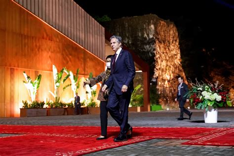 Los Líderes Del G20 Visten Las Camisas Tradicionales Indonesias En La
