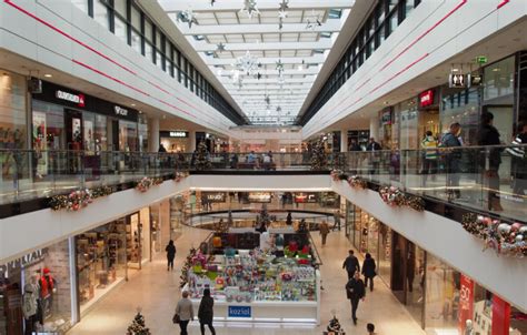premier bilan tres positif pour les magasins en centre ville  centres commerciaux apres