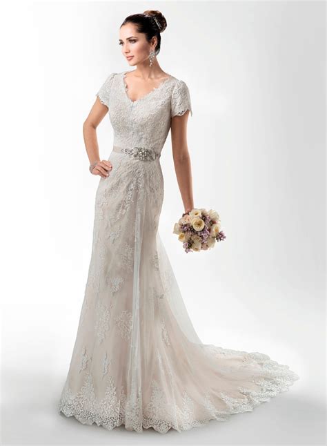 Modest Lace Wedding Dresses With Short Sleeves Fitted V Neck Formal