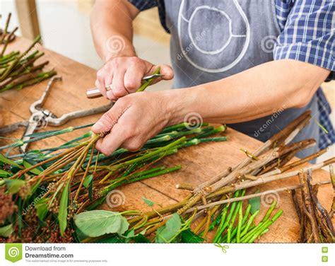 l assistente dell uomo nella consegna del negozio di fiore