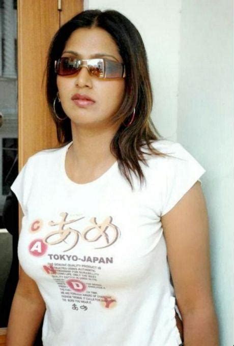 mallu actress bhuvaneswari unseen hot and spicy cleavage photos