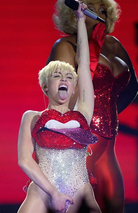 miley cyrus tells london audience to kiss members of the