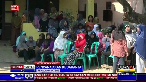 4 Korban Tabrakan Maut Di Indramayu Dikebumikan Youtube