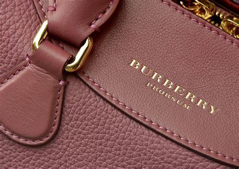 burberry determined  climb    luxury handbag market