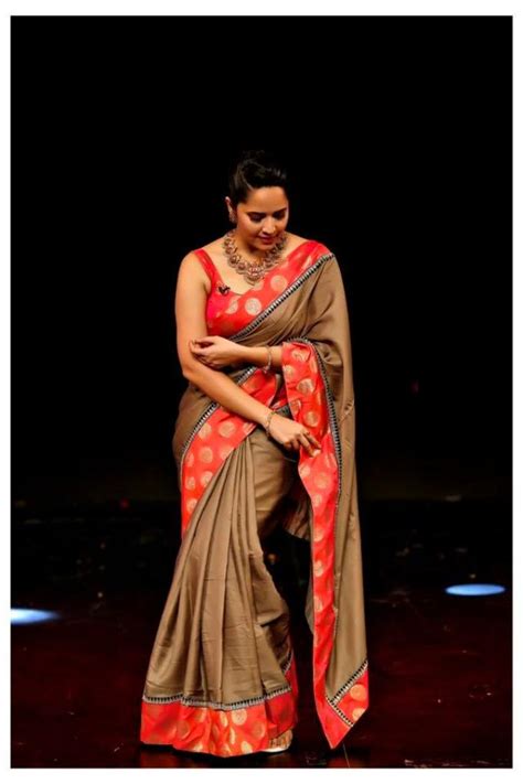 indian tv anchor anasuya hot in sleeveless mehndi saree photos