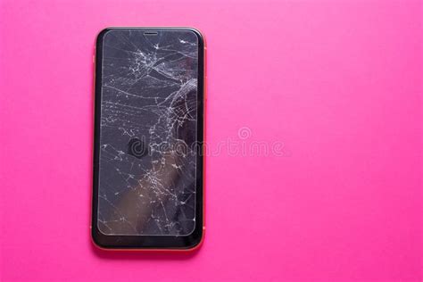 kapot scherm van de mobiele telefoon op een roze achtergrond stock foto image  apparatuur
