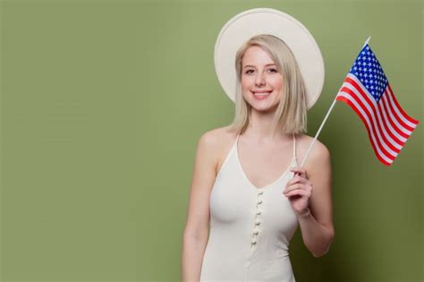 lächelndes blondes mädchen mit amerikanischer flagge in