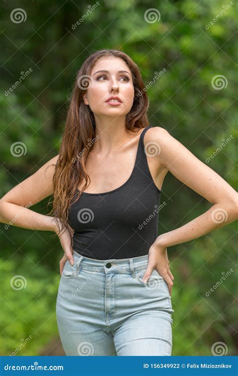 Atractiva Joven Mujer Posando Con Las Manos En Las Caderas Y Mirando