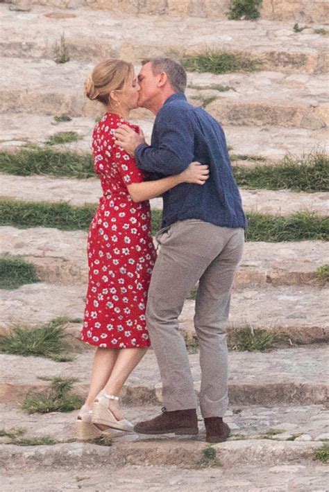 daniel craig and lea seydoux kiss during no time to die scenes metro news