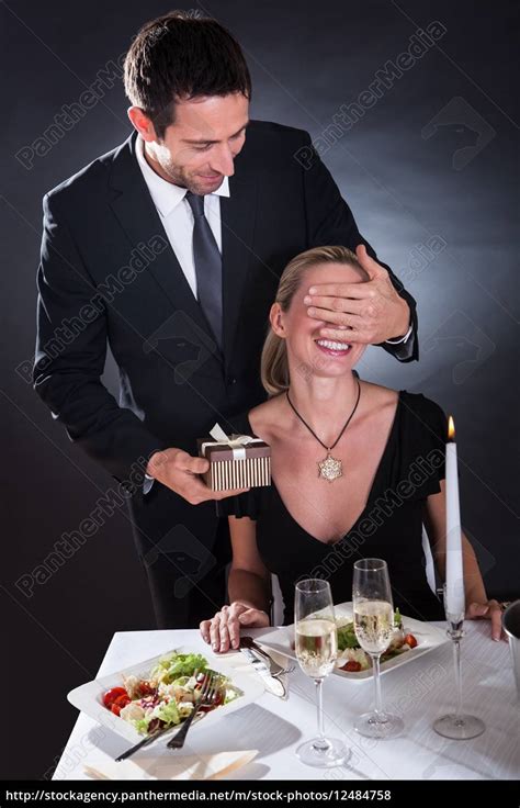 romantisches paar im restaurant stockfoto  bildagentur panthermedia