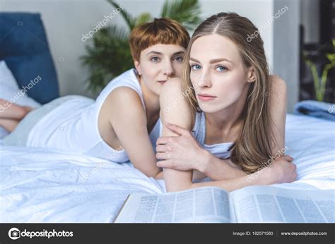emracing beau jeune couple lesbiennes lit — photographie vikaovcharenko