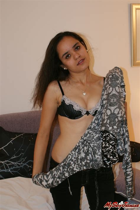 long haired indian teen taking off her lovely black bra to get topless picture 4