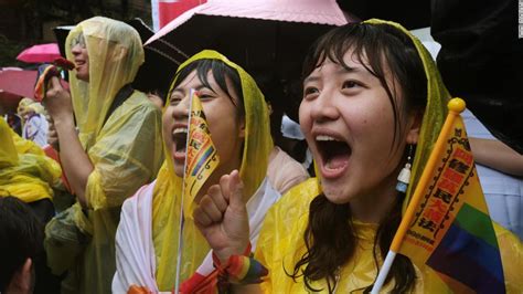 taiwan legalizes same sex marriage in historic first for asia cnn