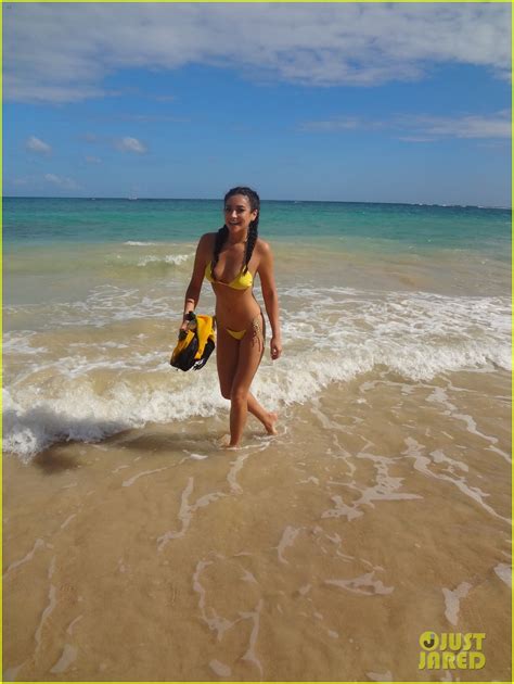 Shay Mitchell Jets Off To Jamaica For Beachside New Year S