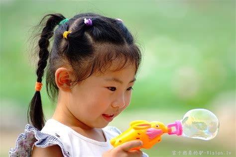 【吹泡泡的小女孩摄影图片】北京圆明园人像摄影 富于想象的驴 太平洋电脑网摄影部落