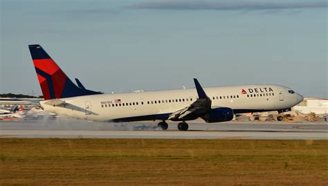 delta air lines boeing  er touch  runway aircraft wallpaper flying magazine
