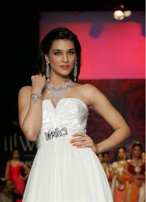 kriti sanon hot hd wallpapers latest hd pics from film dilwale 2015