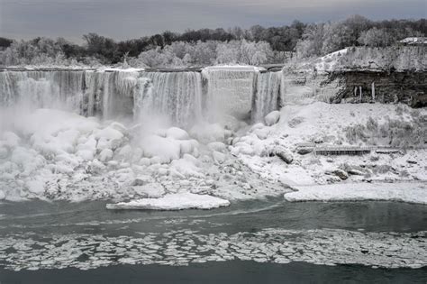 pics frozen niagara falls creates a stunning wintry