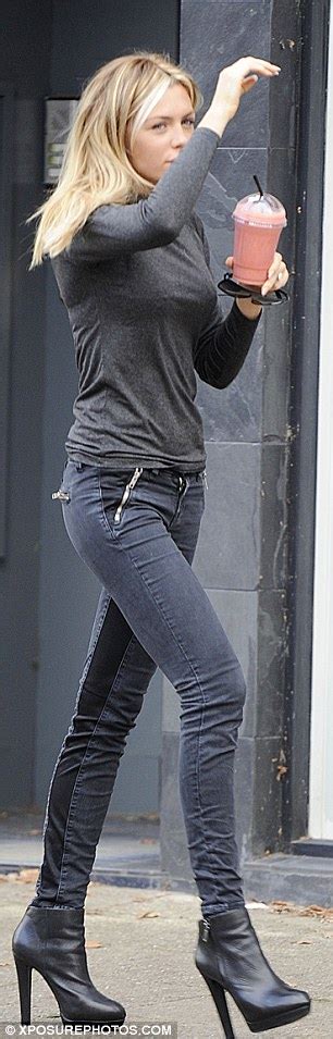 Abbey Crouch Looks Super Thin During Day Out In Her Skinny Jeans And