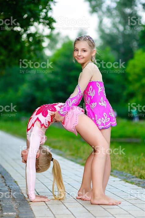 flexible kleine mädchen tun gymnastik split stockfoto und mehr bilder