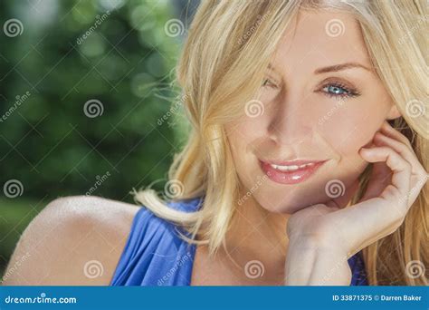 Belle Femme Blonde Avec Des Yeux Bleus Image Stock Image Du Féminin