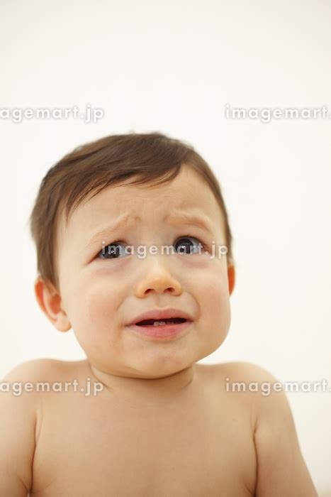 裸の赤ちゃんの泣き顔の写真素材 [21280442] イメージマート