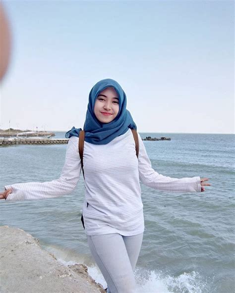 gambar mungkin berisi 1 orang berdiri samudera air dan luar ruangan di 2019 jilbab cantik