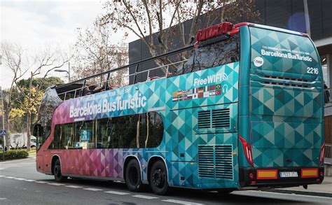 el barcelona bus turistic estrena imatge  renova la flota